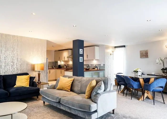 Beautiful 3 Bedroom Apartment By The Sea