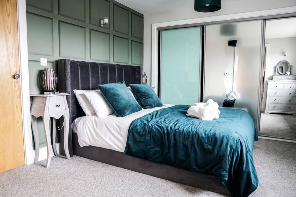 Beautiful 3 Bedroom By The Sea Apartment *