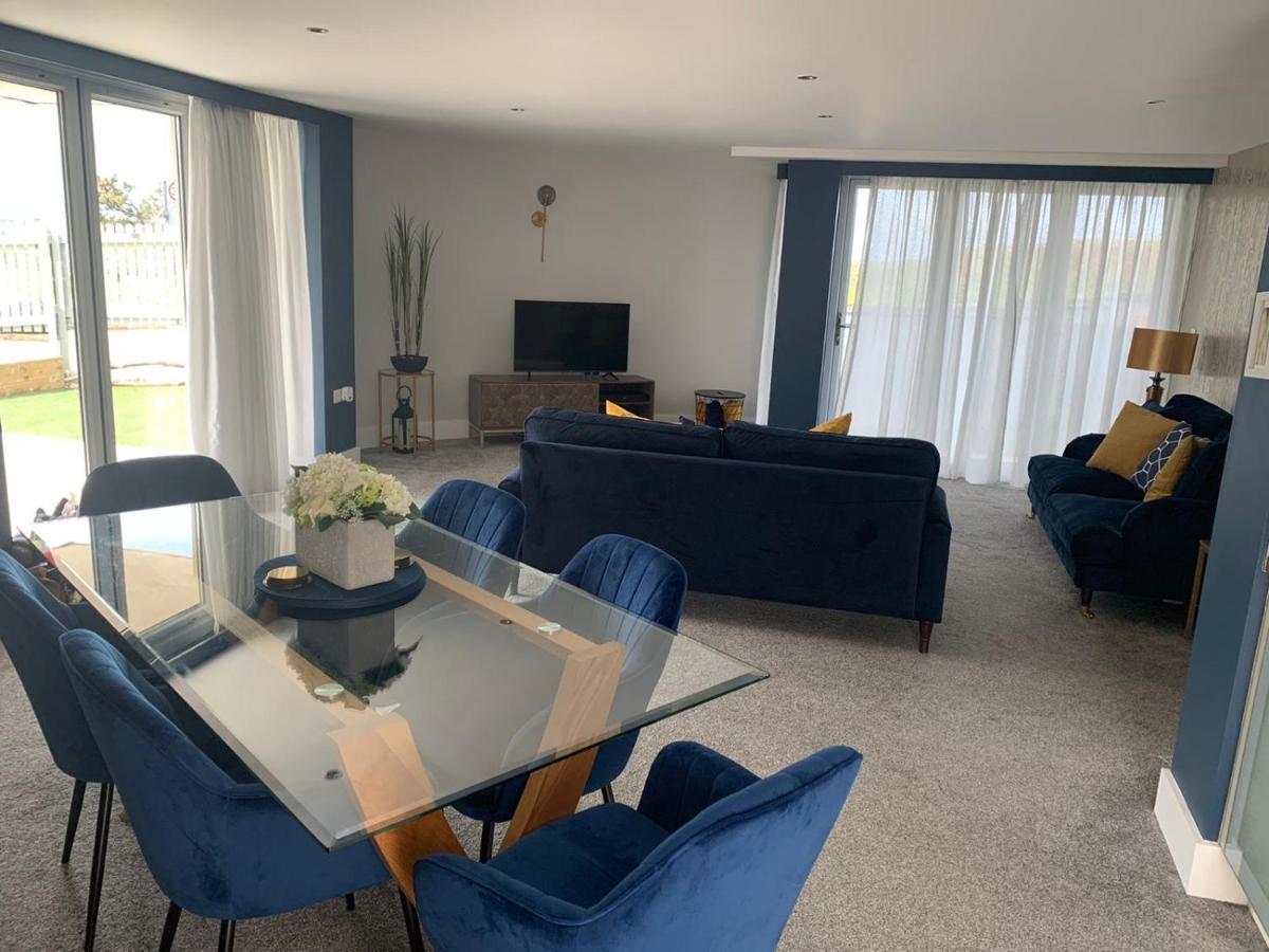 Beautiful 3 Bedroom By The Sea Apartment
